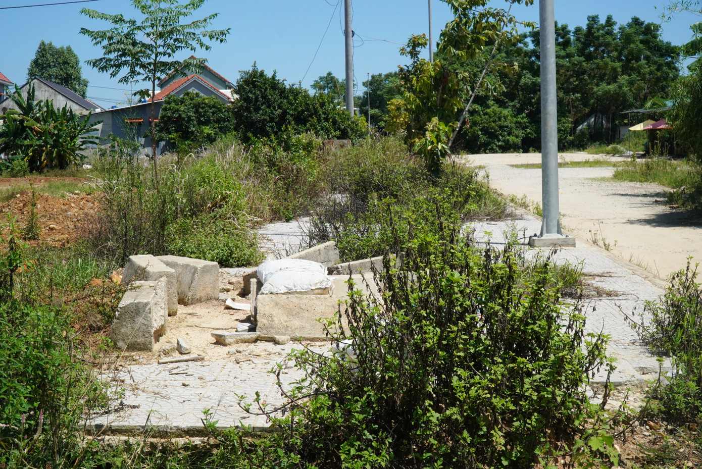 Thay vào đó là những lùm bụi cây dại um tùm chắn tuyến thi công, cùng với các công trình xây dựng dân dụng của người dân chưa được giải phóng mặt bằng, tháo dỡ, di dời.