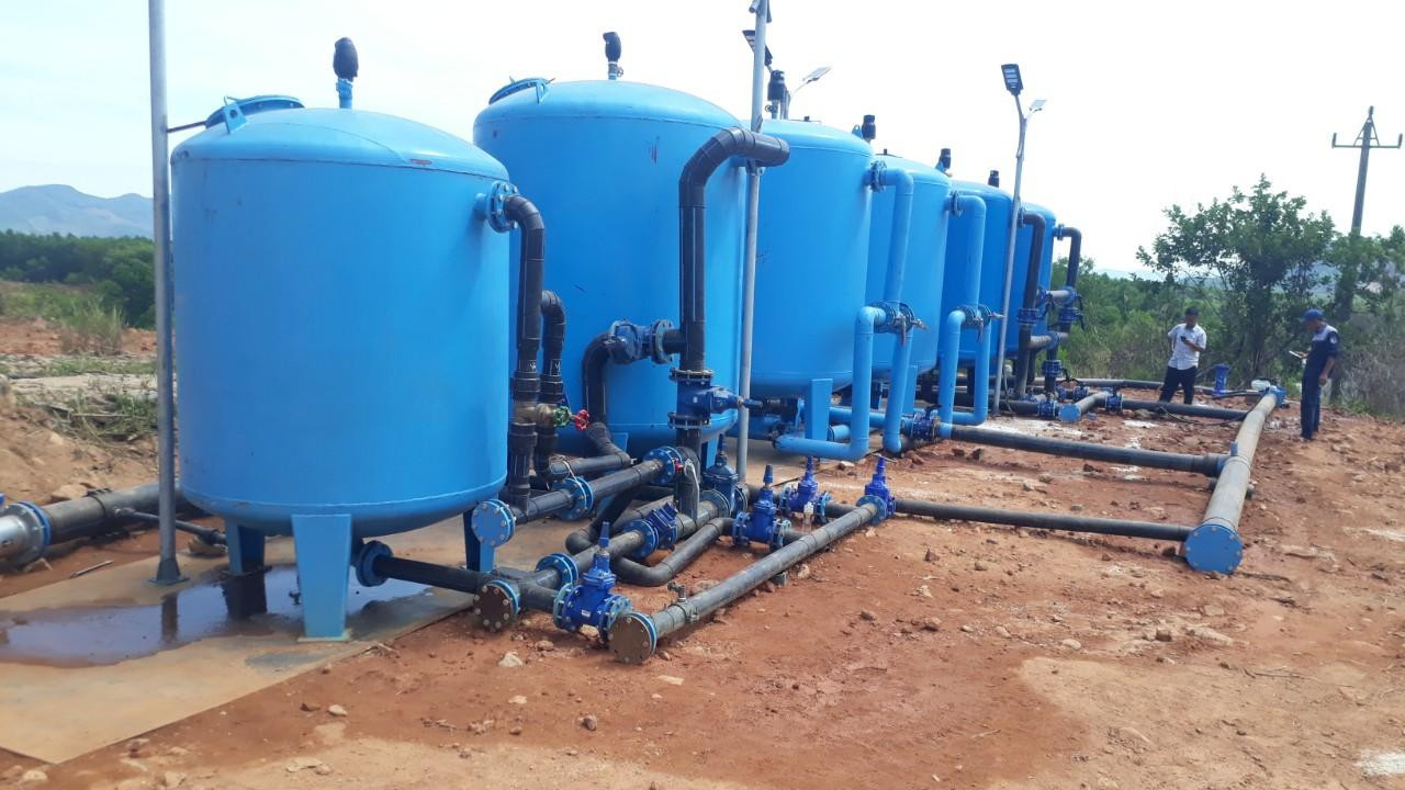 Huế nắng nóng kỷ lục, dân chắt gạn từng khối nước cứu lúa ảnh 9