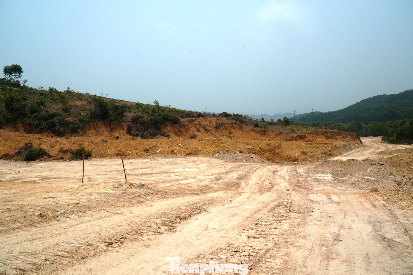 Đến cuối năm 2021, UBND tỉnh TT-Huế lại ban hành quyết định điều chỉnh dự án này. Theo đó, dự án trang trại nuôi lợn công nghiệp của Công ty Hùng Vân có vốn đầu tư hơn 60,4 tỷ đồng, nhằm xây dựng và kinh doanh chăn nuôi lợn công nghiệp khép kín, đáp ứng nhu cầu thực phẩm sạch, với quy mô chăn nuôi 8.000 lợn thịt và 1.200 con lợn nái.