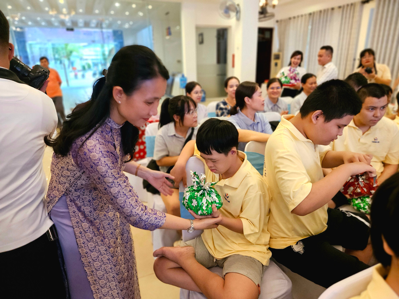 Tặng quà các em thiếu nhi có hoàn cảnh đặc biệt.