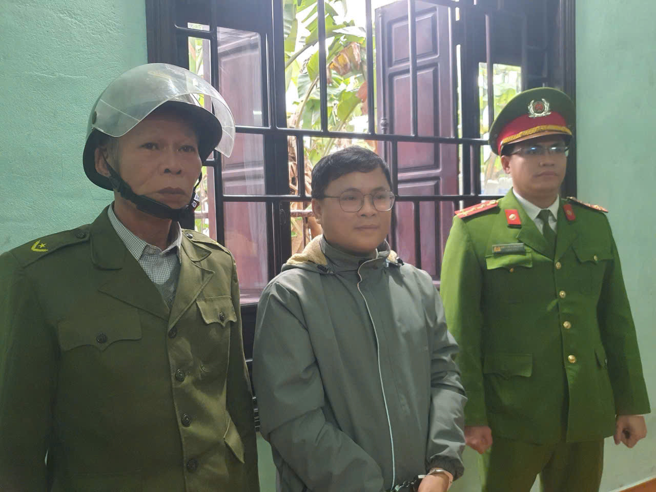 Đối tượng Cao Hữu Dũng (giữa). Ảnh: CACC Đối tượng Cao Hữu Dũng (giữa). Ảnh: CACC