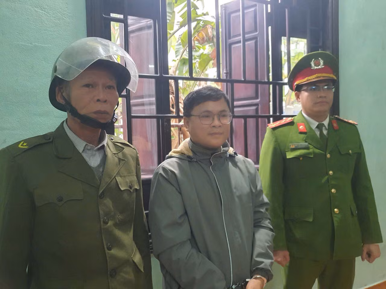 Đối tượng Cao Hữu Dũng (giữa). Ảnh: CACC