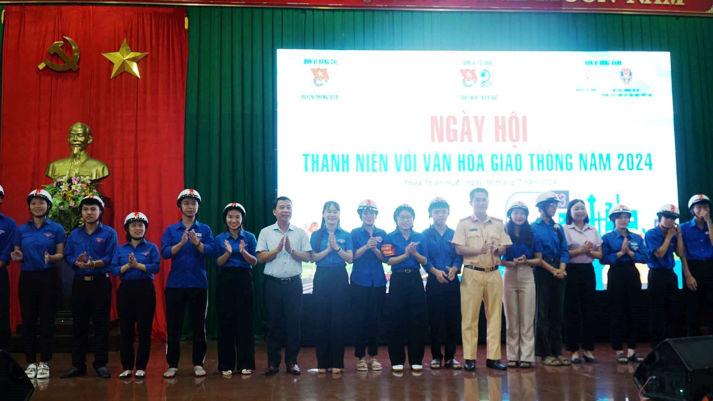 Tặng mũ bảo hiểm cho các bạn trẻ.