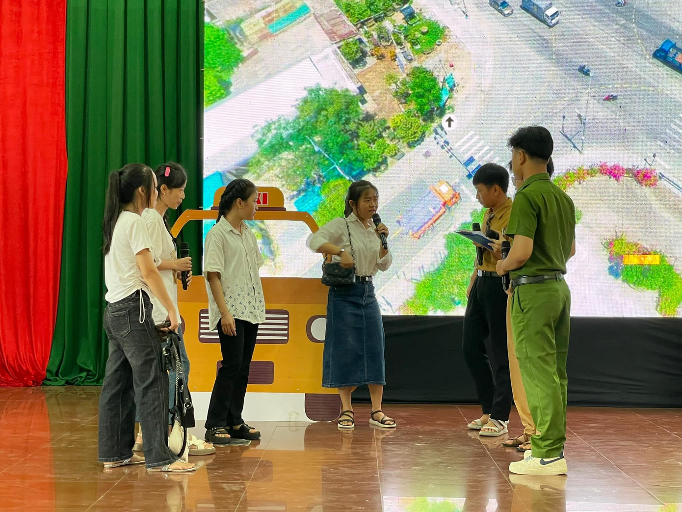 Một tiểu phẩm về văn hóa giao thông tại ngày hội.