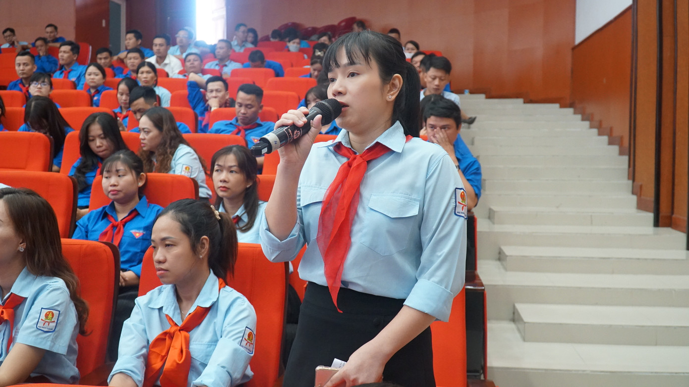 Các Tổng phụ trách Đội phát biểu ý kiến Các Tổng phụ trách Đội phát biểu ý kiến