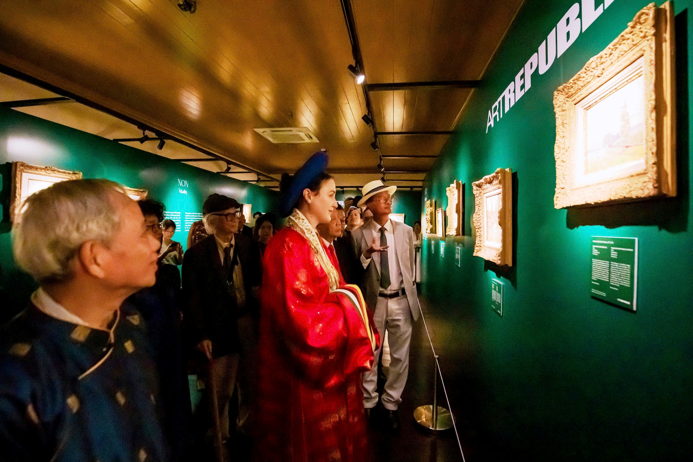 Công chúng hào hứng thưởng lãm các tác phẩm hội họa quý giá của vua Hàm Nghi.