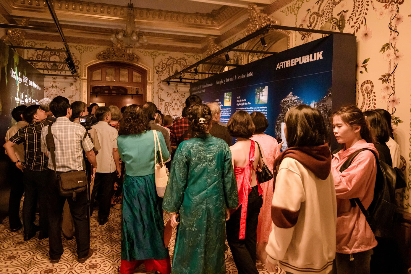 Công chúng hào hứng thưởng lãm các tác phẩm hội họa quý giá của vua Hàm Nghi.