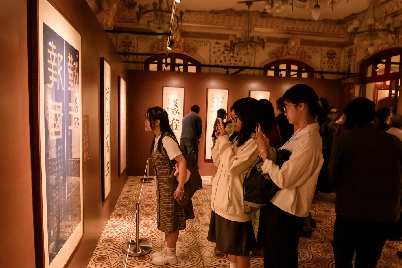 Công chúng hào hứng thưởng lãm các tác phẩm hội họa quý giá của vua Hàm Nghi.