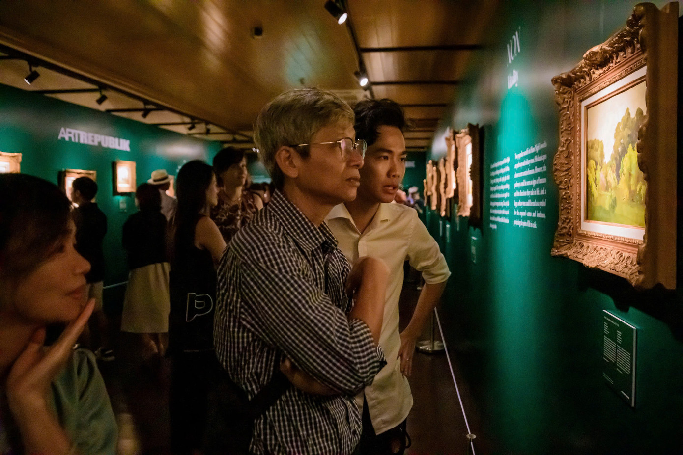 Công chúng hào hứng thưởng lãm các tác phẩm hội họa quý giá của vua Hàm Nghi.