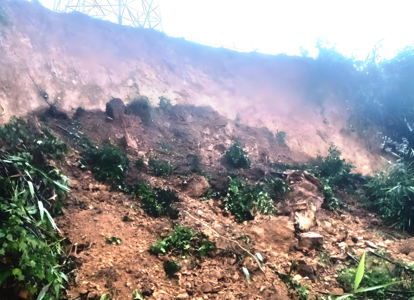 Vấn đề sơ tán dân được lưu ý tại các khu vực nguy hiểm, có nguy cơ xảy ra sạt lở đất, lũ quét trong đợt mưa lớn kéo dài này ở TT-Huế.