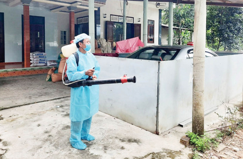 Phun hóa chất diệt muỗi, bọ gậy, vật trung gian gây mắc sốt xuất huyết trên người tại địa bàn huyện Nam Đông, TT-Huế. Ảnh: CTV