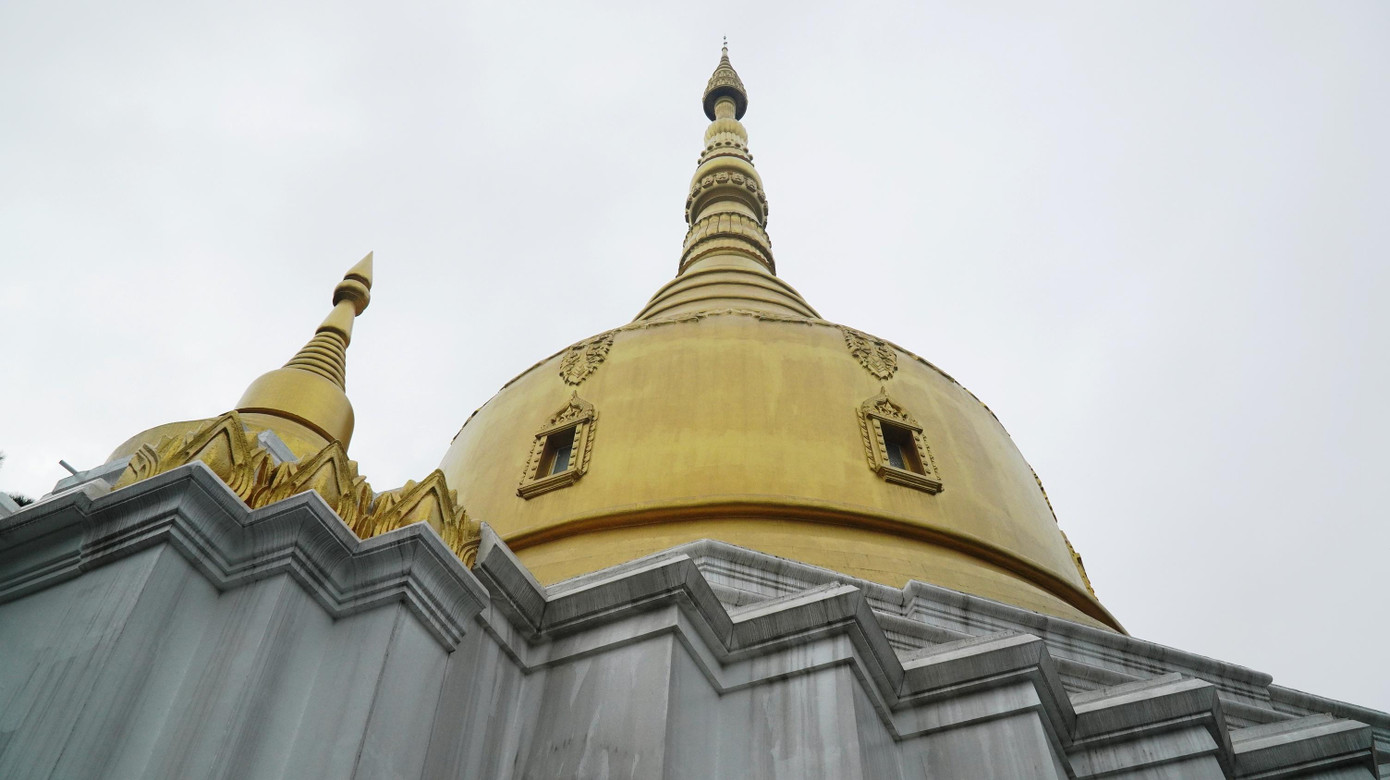 Chùa tạo sự thu hút bởi ngọn bảo tháp sơn trắng, phía trên là đỉnh vàng nổi bật, cao khoảng 15m. Tháp được thiết kế theo hình dạng chuông úp, 2 tầng, đỉnh nhọn. Tháp được mô phỏng theo kiểu chùa Sirimagala của Myanmar. Tầng trên thờ xá lợi Phật Thích Ca và thờ chư Thánh Tăng, tầng dưới là chánh điện nơi tăng chúng và Phật tử tu tập.