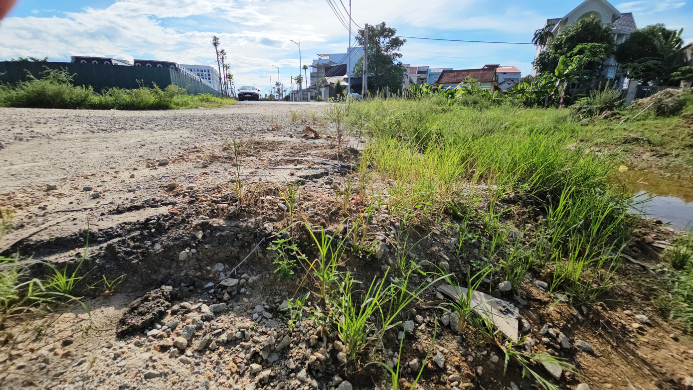 Còn theo bà Nguyễn Thị Thu Hương - Chủ tịch UBND phường Xuân Phú, qua kiểm tra hiện trường, lãnh đạo địa phương kiến nghị Ban Quản lý Dự án Green City và các nhà thầu đẩy nhanh tiến độ thực hiện các công trình thoát nước, nâng cấp đường phố, để đảm bảo an toàn cho dân, đặc biệt vào mùa mưa lũ. Còn theo bà Nguyễn Thị Thu Hương - Chủ tịch UBND phường Xuân Phú, qua kiểm tra hiện trường, lãnh đạo địa phương kiến nghị Ban Quản lý Dự án Green City và các nhà thầu đẩy nhanh tiến độ thực hiện các công trình thoát nước, nâng cấp đường phố, để đảm bảo an toàn cho dân, đặc biệt vào mùa mưa lũ.