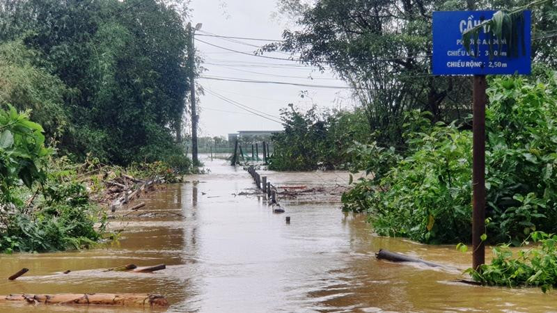 Một cây cầu tại Huế bị lũ nhấn chìm.