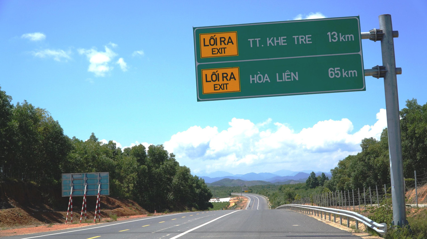 Ngày 14/4, thông tin từ Ban quản lý Dự án đường Hồ Chí Minh cho biết, các đơn vị chức năng và Ban An toàn Giao thông tỉnh TT-Huế và TP Đà Nẵng vừa cho tiến hành rà soát các điều kiện khai thác đảm bảo an toàn trên tuyến cao tốc La Sơn – Túy Loan; yêu cầu nhà thầu phối hợp chính quyền địa phương rào chắn, đóng triệt để toàn bộ các đường ngang tự phát mở ra cao tốc, thực hiện những khâu chuẩn bị cuối cùng để chính thức đưa tuyến đường vào khai thác.