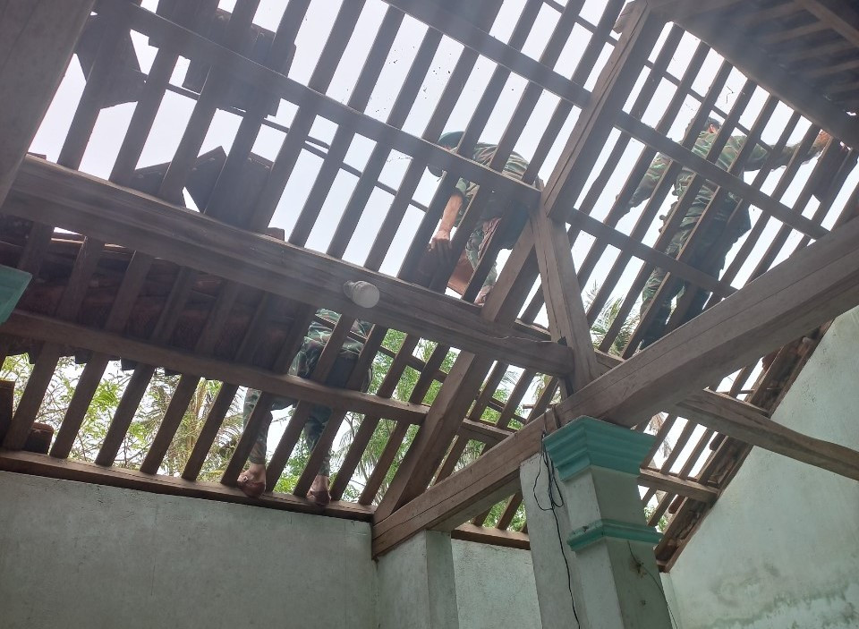 Nhà dân tại thị trấn Phú Đa, huyện Phú Vang, bị gió lốc cuốn bay mái ngói.