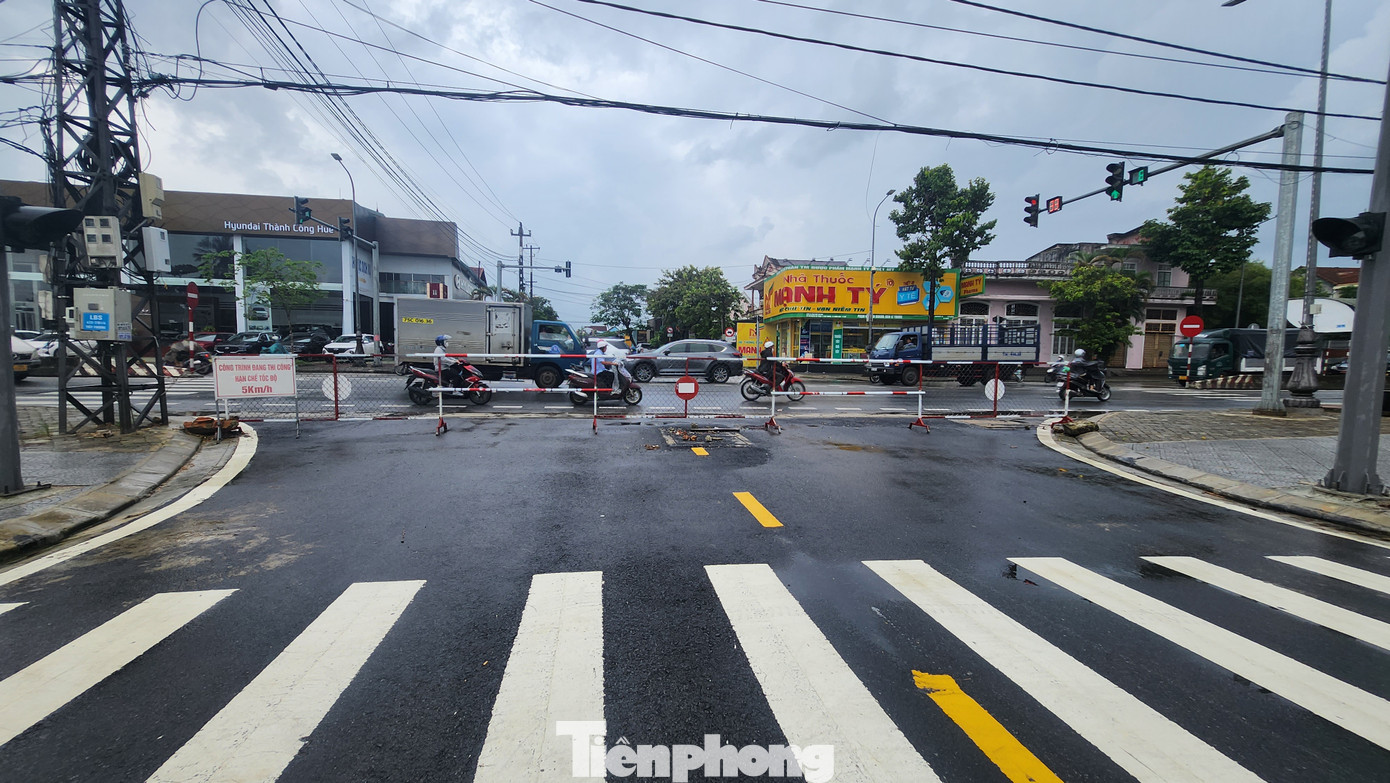 Theo ông Trương Văn Công - Chủ tịch UBND phường Thủy Phương, đoạn tỉnh lộ 7 nối dài từ quốc lộ 1 đến đường Khúc Thừa Dụ có tổng giá trị đầu tư gần 9 tỷ đồng, do phường làm chủ đầu tư. Công trình hoàn thành xây dựng từ cuối năm 2022, nhưng sau đó bị khóa ở đoạn tiếp giáp quốc lộ 1 do vướng quy trình thủ tục và quy định đấu nối.