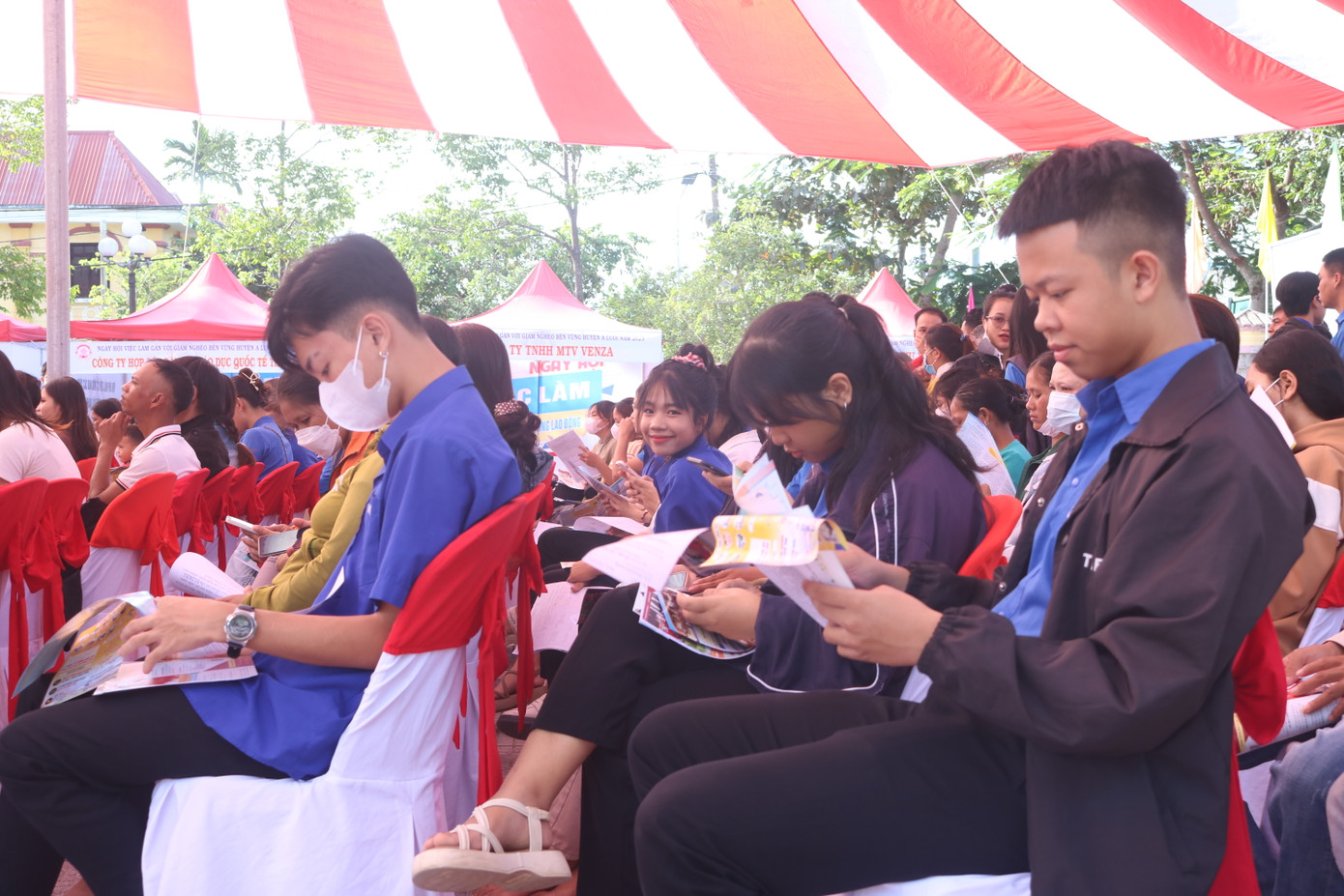 Đông đảo người lao động, đoàn viên, thanh niên, học sinh, sinh viên trên địa bàn huyện A Lưới đến với ngày hội. Đông đảo người lao động, đoàn viên, thanh niên, học sinh, sinh viên trên địa bàn huyện A Lưới đến với ngày hội.