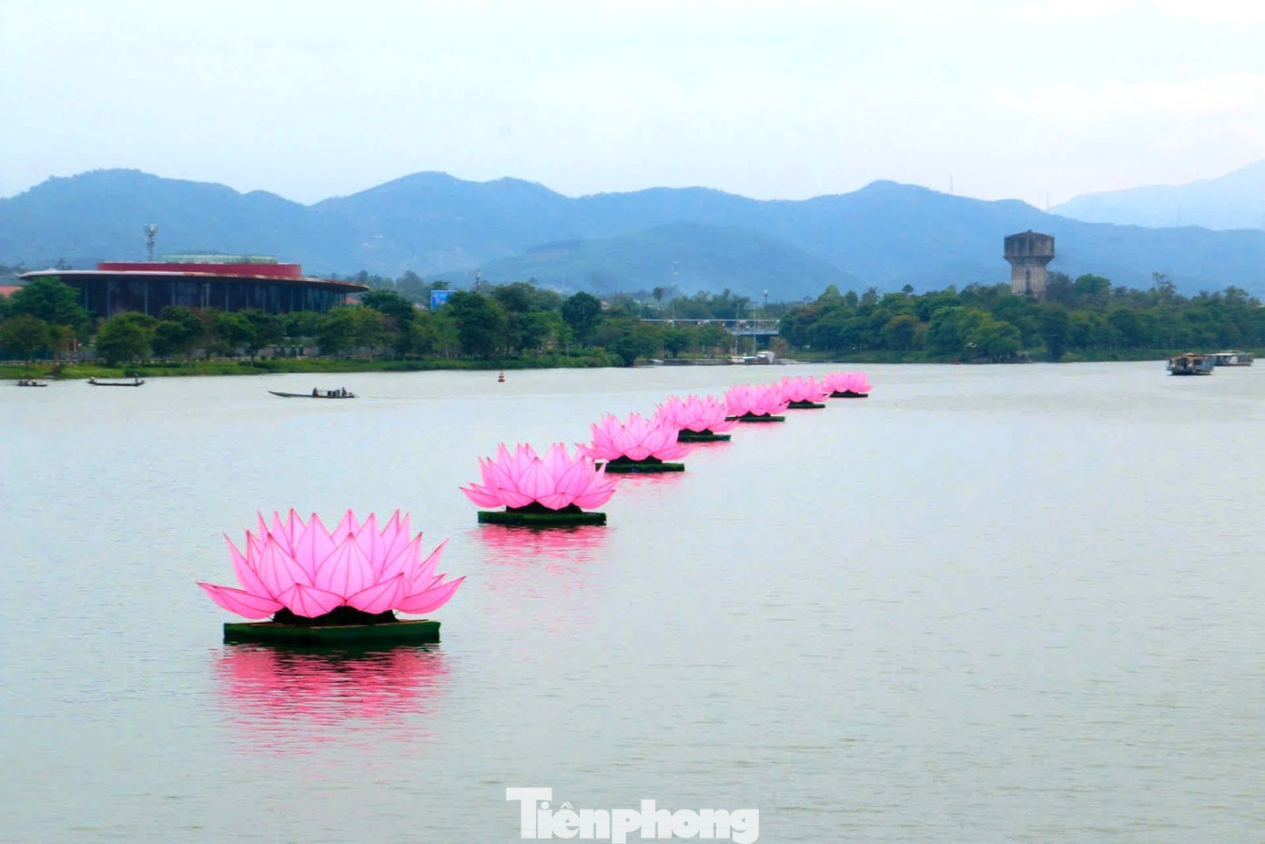 7 đóa sen lớn mừng Đại lễ Phật đản nặng hơn 2 tấn được thiết trí trên dòng Hương đoạn từ cầu Phú Xuân đến cầu Dã Viên (trung tâm TP Huế), tượng trưng cho 7 bước chân của Đức Phật. 7 đóa sen lớn mừng Đại lễ Phật đản nặng hơn 2 tấn được thiết trí trên dòng Hương đoạn từ cầu Phú Xuân đến cầu Dã Viên (trung tâm TP Huế), tượng trưng cho 7 bước chân của Đức Phật.