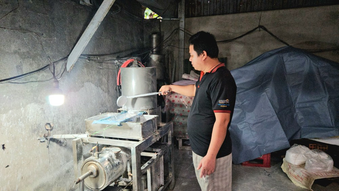 Theo thời gian, người dân Vân Cù đã linh hoạt kết hợp giữa phương pháp thủ công và máy móc hiện đại trong quy trình sản xuất, nhằm tăng năng suất và đáp ứng nhu cầu thị trường, đảm bảo hơn về vệ sinh an toàn thực phẩm...