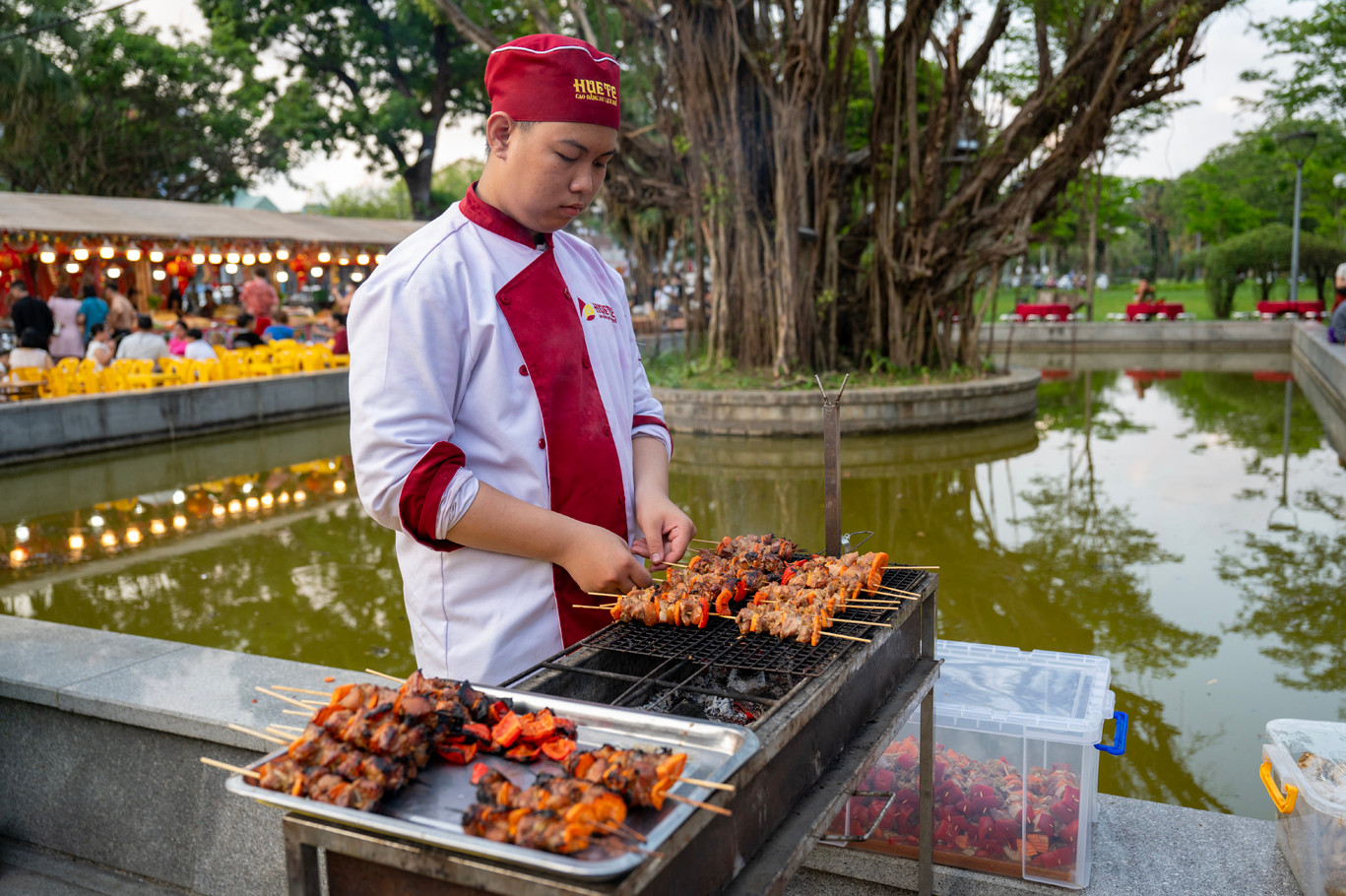 Bên cạnh đó, khu vực ẩm thực miền Trung, miền Bắc và miền Nam cũng mang đến sự phong phú, hấp dẫn với nhiều món quen thuộc. Ảnh: L.H.H.H-Thế Nghĩa
