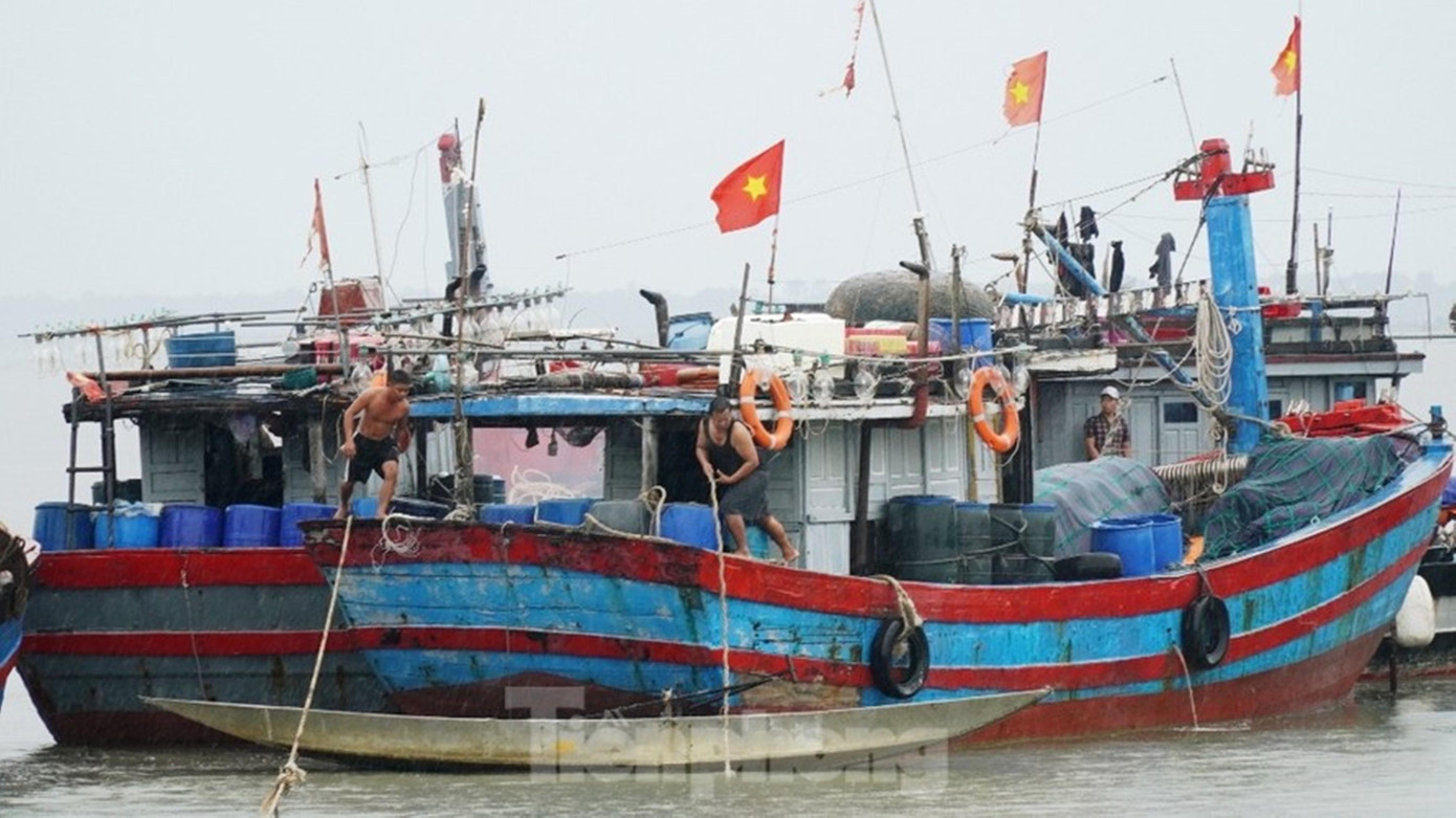 Cơ quan chức năng tỉnh TT-Huế gấp rút kêu gọi tàu thuyền về nơi trú ẩn an toàn để tránh gió bão nguy hiểm. Ảnh: N.V