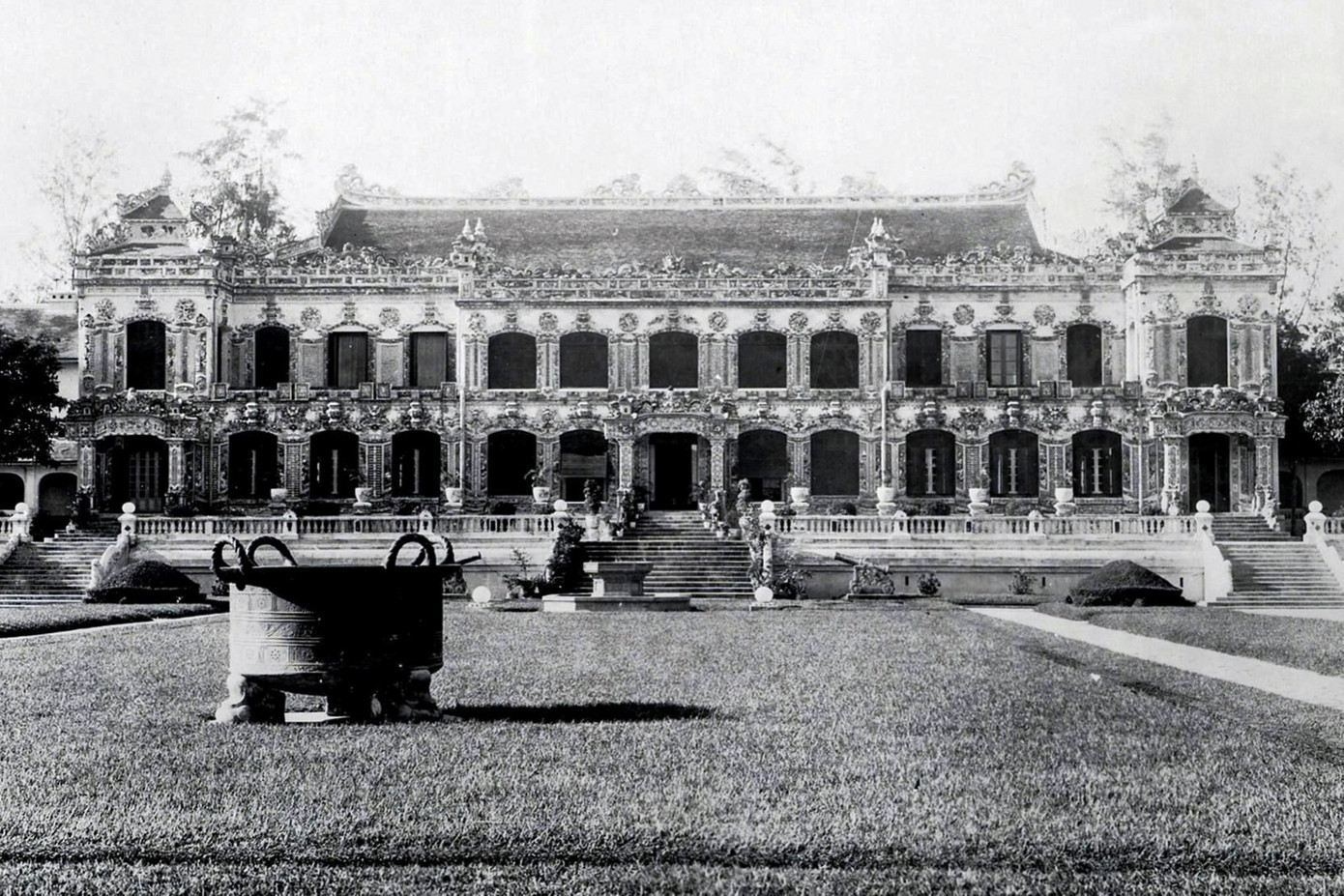 Công trình được xây dựng trong giai đoạn 1921-1923 dưới thời vua Khải Định. Đến năm 1932, vua Bảo Đại cho cải tạo lại nội thất của ngôi điện và lắp đặt thêm nhiều tiện nghi của phương Tây. Năm 1947, do chiến tranh tàn phá, ngôi điện này đã bị phá hủy hoàn toàn, chỉ còn nền móng. Ảnh tư liệu.