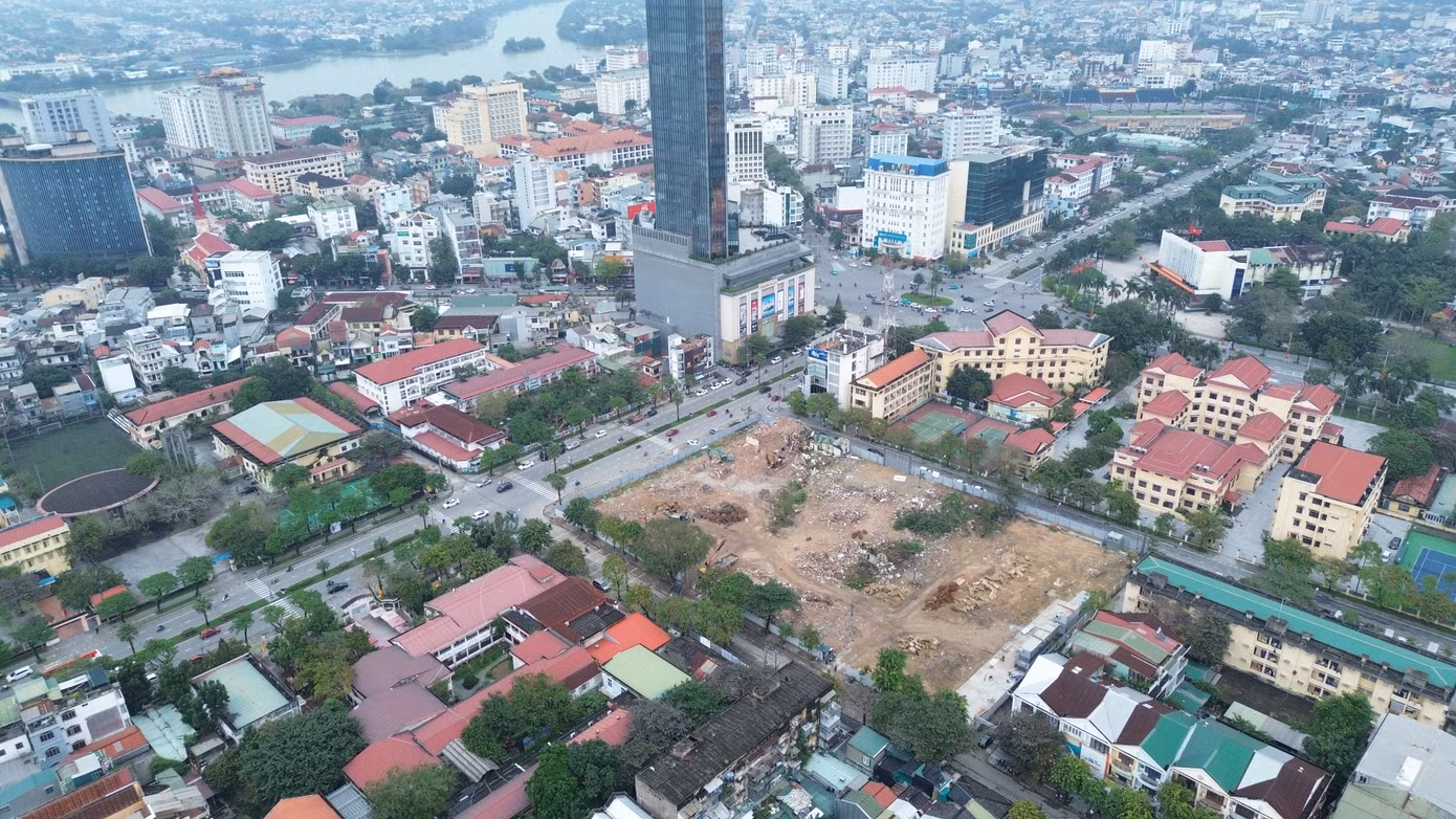 Còn theo đại diện chủ đầu tư dự án, sau khởi công, công trình chung cư mới cao tầng dự kiến hoàn thành xây dựng trong 36 tháng. Chủ đầu tư hiện hoàn tất toàn bộ công tác chuẩn bị về nhà thầu xây lắp, nhà thầu cung cấp vật tư, vật liệu, tư vấn giám sát để sẵn sàng triển khai xây dựng chung cư mới có tổng diện tích sử dụng 8.664 m2, quy mô dân số khoảng 2.066 người.