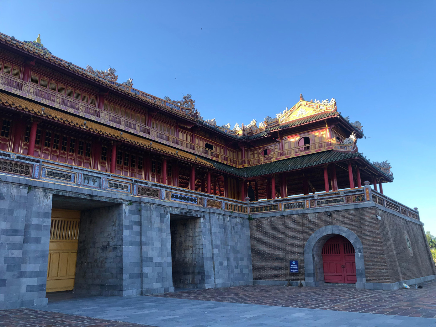 Nhiều khu di tích, địa chỉ tham quan du lịch xứ Huế đều có chung một hình ảnh vắng vẻ, trầm mặc, tĩnh lặng. Khu vực cổng Ngọ Môn, Đại Nội Huế - một địa điểm thường có đông du khách tham quan, giờ đây không một bóng người.