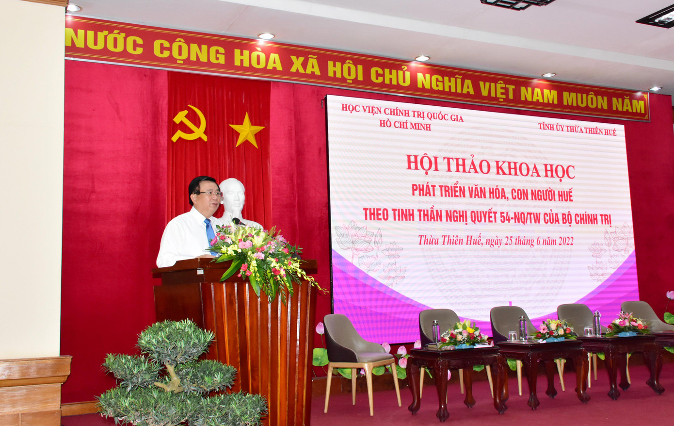 GS.TS Nguyễn Xuân Thắng, Ủy viên Bộ Chính trị, Giám đốc Học viện Chính trị Quốc gia Hồ Chí Minh phát biểu đề dẫn GS.TS Nguyễn Xuân Thắng, Ủy viên Bộ Chính trị, Giám đốc Học viện Chính trị Quốc gia Hồ Chí Minh phát biểu đề dẫn