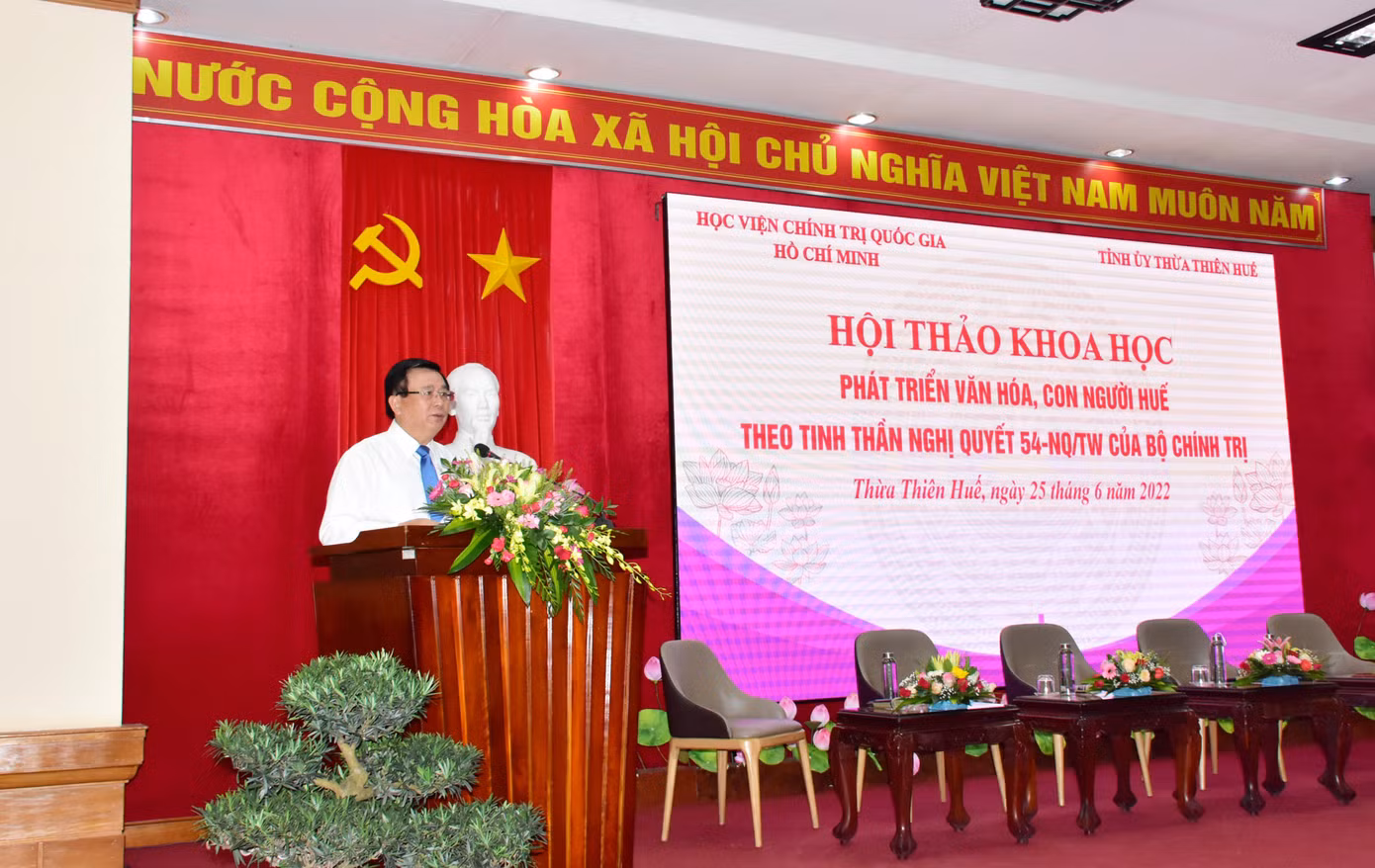 GS.TS Nguyễn Xuân Thắng, Ủy viên Bộ Chính trị, Giám đốc Học viện Chính trị Quốc gia Hồ Chí Minh phát biểu đề dẫn