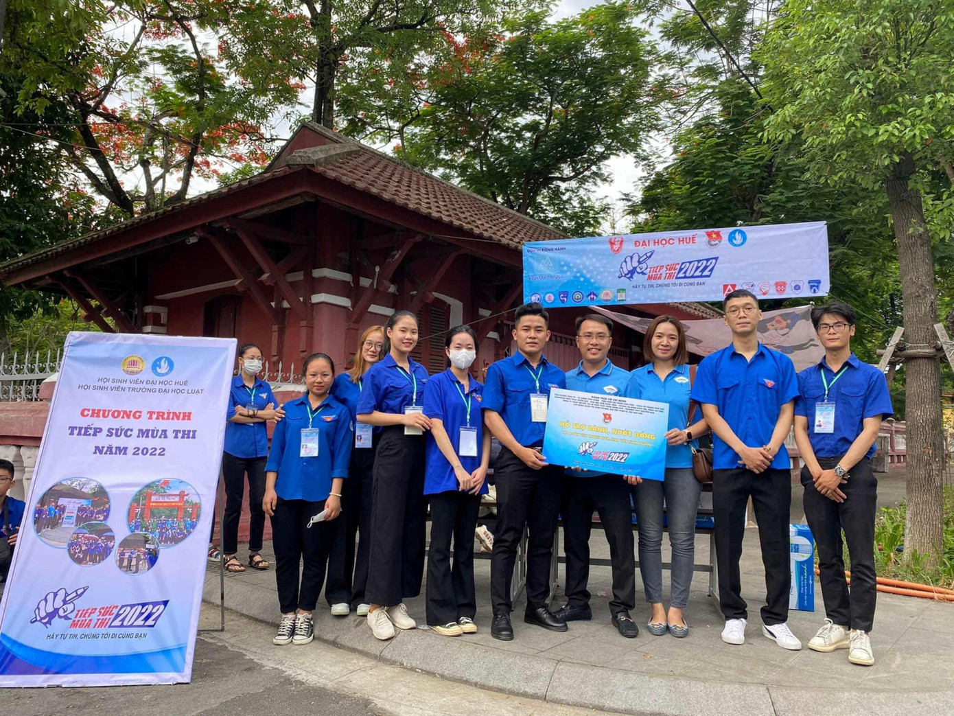 Hoạt động "Tiếp sức mùa thi" của tuổi trẻ Đoàn khối Cơ quan & Doanh nghiệp tỉnh TT-Huế. Ảnh: N.V Hoạt động "Tiếp sức mùa thi" của tuổi trẻ Đoàn khối Cơ quan & Doanh nghiệp tỉnh TT-Huế. Ảnh: N.V