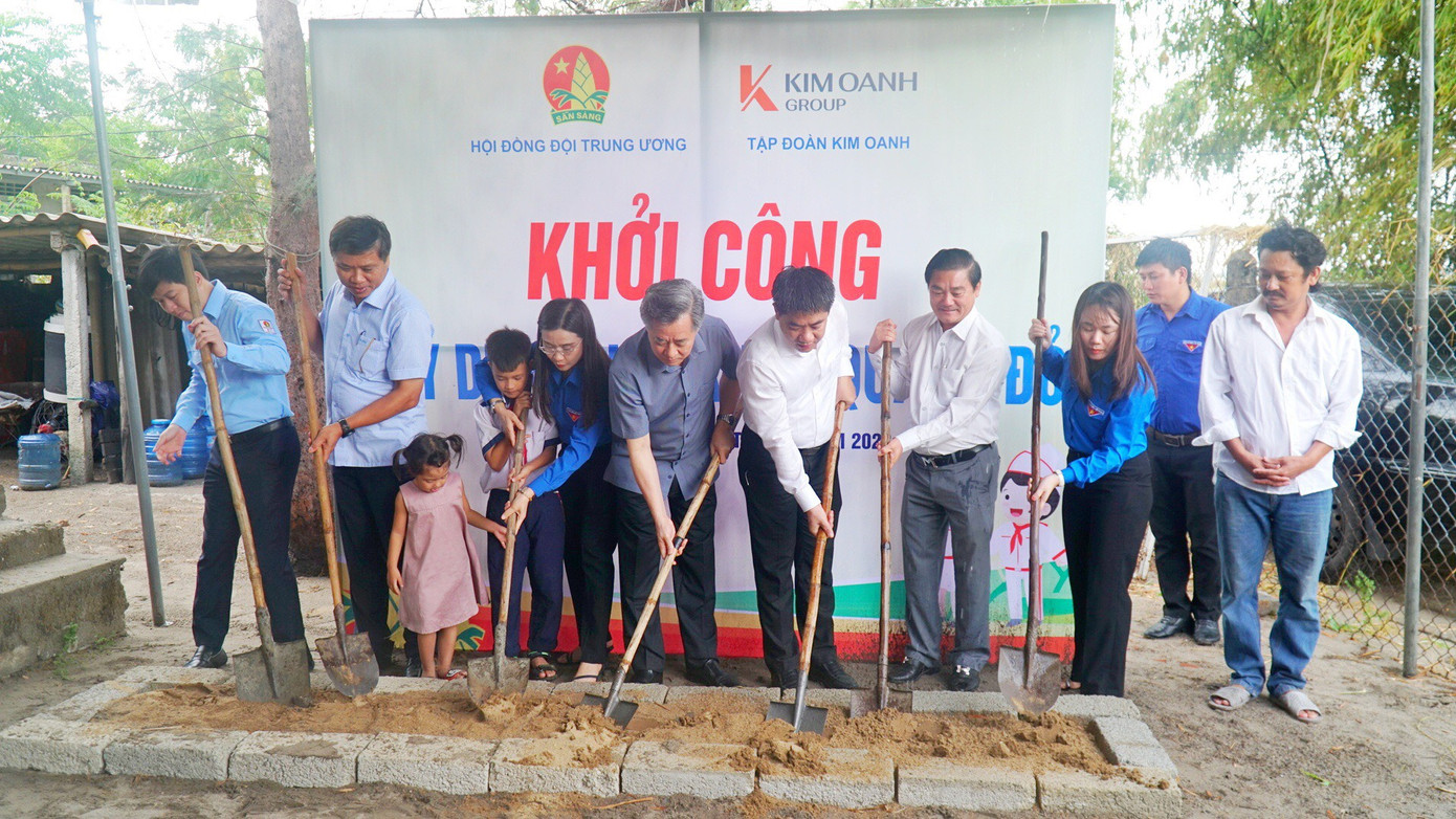 Khởi công xây dựng nhà Khăn quàng đỏ hỗ trợ học sinh có hoàn cảnh khó khăn tại TT-Huế. Khởi công xây dựng nhà Khăn quàng đỏ hỗ trợ học sinh có hoàn cảnh khó khăn tại TT-Huế.