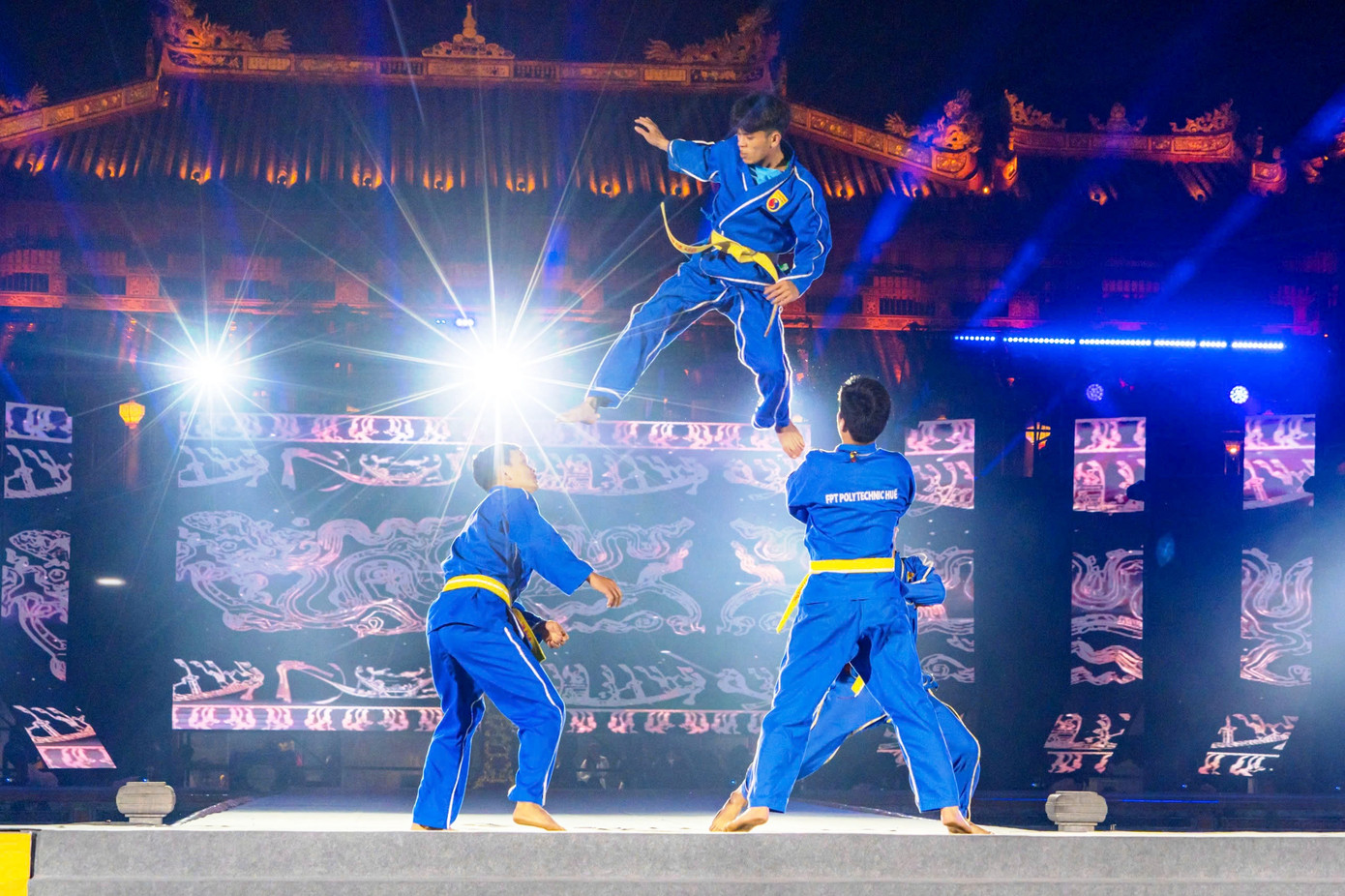 Bên cạnh đó, khán giả được thưởng thức màn trống hội hùng tráng, các tiết mục võ thuật sân khấu hóa kết hợp bắn hỏa lệnh và hỏa thuật mãn nhãn, cùng với sự góp mặt của nhiều nghệ sĩ, ca sĩ nổi tiếng. Bên cạnh đó, khán giả được thưởng thức màn trống hội hùng tráng, các tiết mục võ thuật sân khấu hóa kết hợp bắn hỏa lệnh và hỏa thuật mãn nhãn, cùng với sự góp mặt của nhiều nghệ sĩ, ca sĩ nổi tiếng.