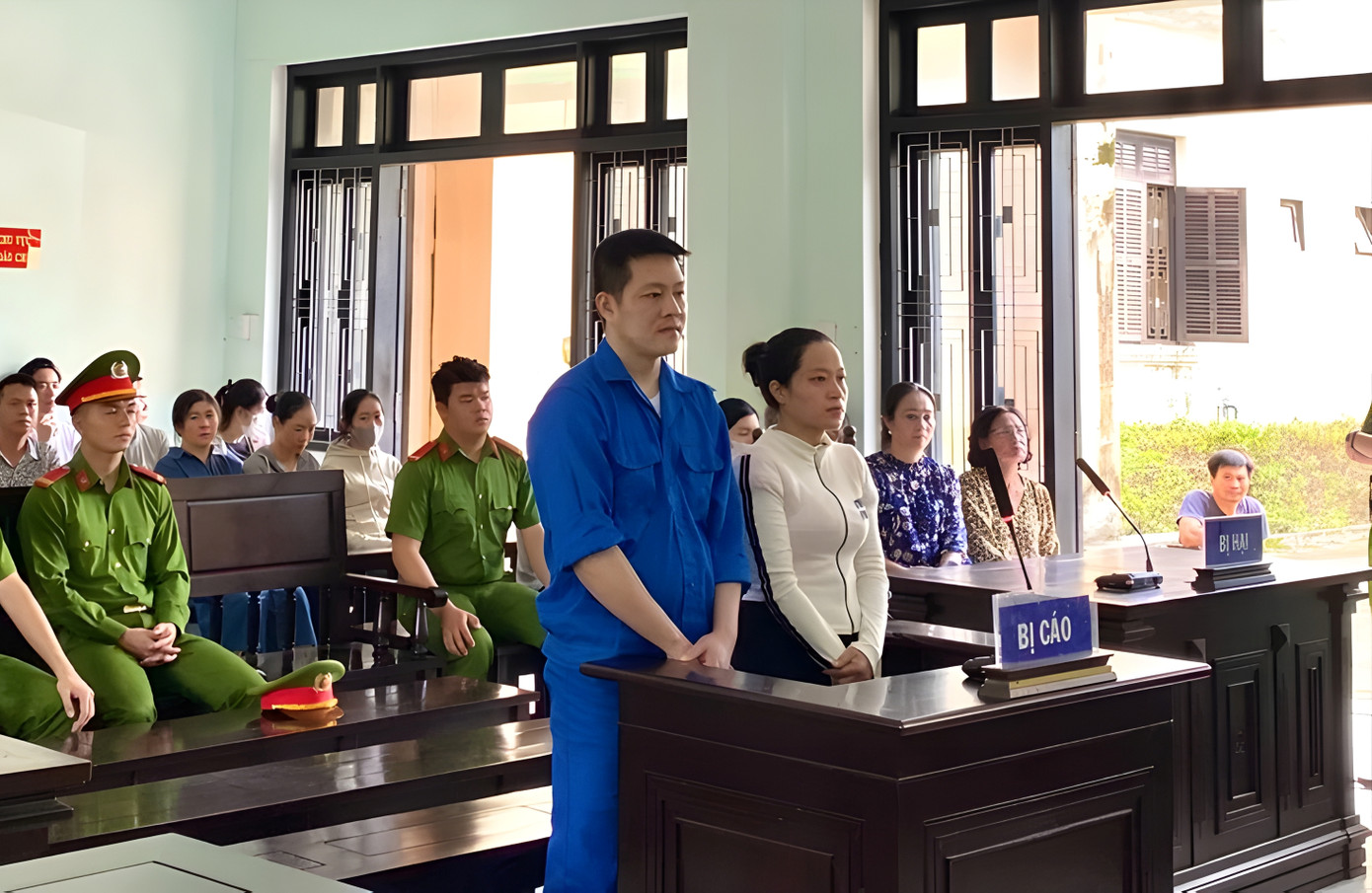 Vợ chồng Dương Thị Mỹ Linh và Nguyễn Xuân Anh Dũng tại tòa. (Ảnh: N.M) Vợ chồng Dương Thị Mỹ Linh và Nguyễn Xuân Anh Dũng tại tòa. (Ảnh: N.M)