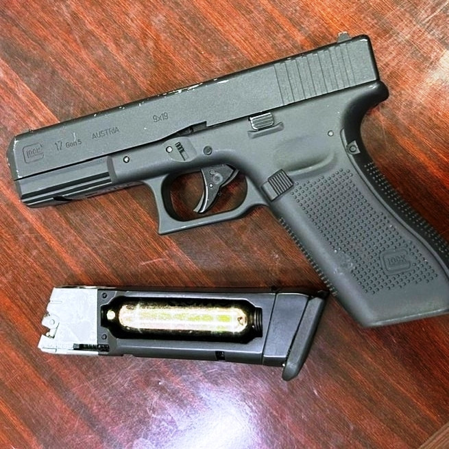 Khám xét khẩn cấp nơi ở của các đối tượng, lực lượng công an thu giữ gần 27.000 viên ma túy tổng hợp, 76 gram ma túy tổng hợp khác, 1 khẩu súng. Ảnh: CACC Khám xét khẩn cấp nơi ở của các đối tượng, lực lượng công an thu giữ gần 27.000 viên ma túy tổng hợp, 76 gram ma túy tổng hợp khác, 1 khẩu súng. Ảnh: CACC