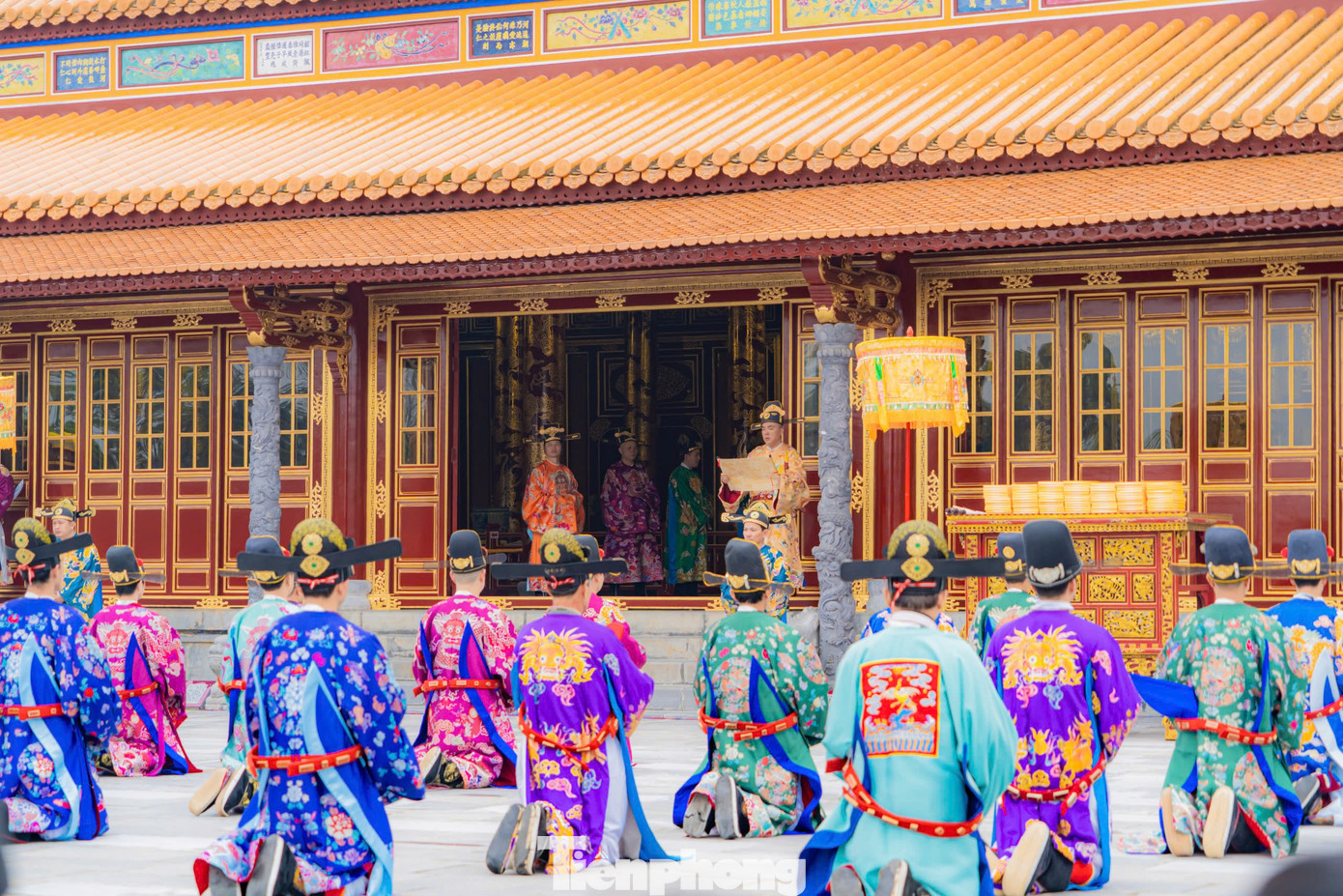 Nhà vua ban ân thánh chỉ, thưởng tiền và yến tiệc cho các quan vào đầu năm mới. Nhà vua ban ân thánh chỉ, thưởng tiền và yến tiệc cho các quan vào đầu năm mới.