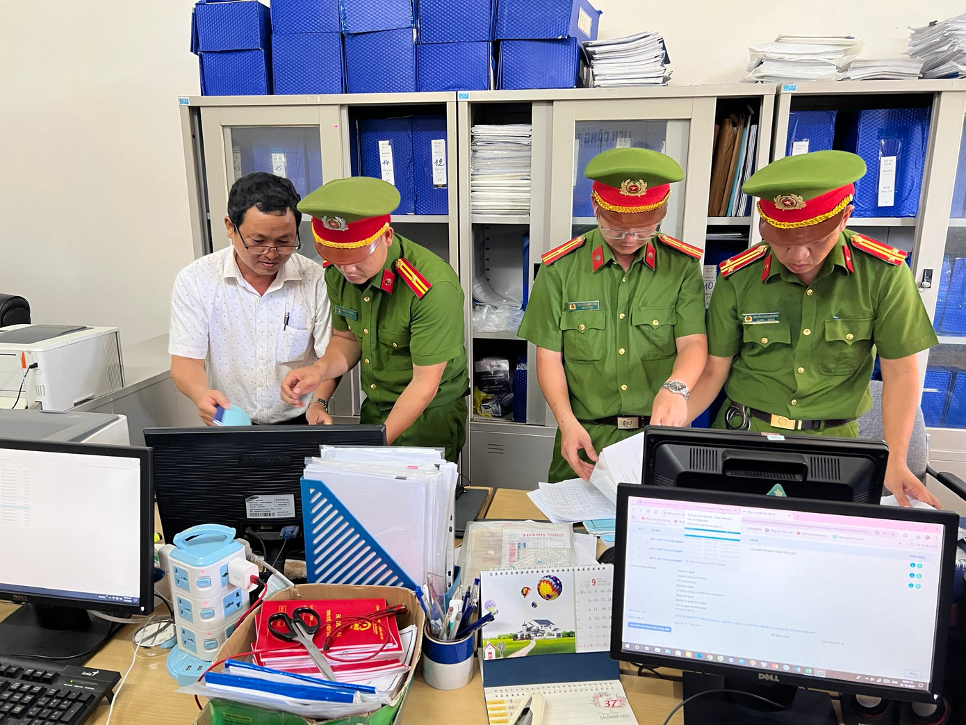 Cơ quan CSĐT Công an TT-Huế thực hiện thủ tục khám xét tại Chi cục Thủy sản tỉnh. Cơ quan CSĐT Công an TT-Huế thực hiện thủ tục khám xét tại Chi cục Thủy sản tỉnh.