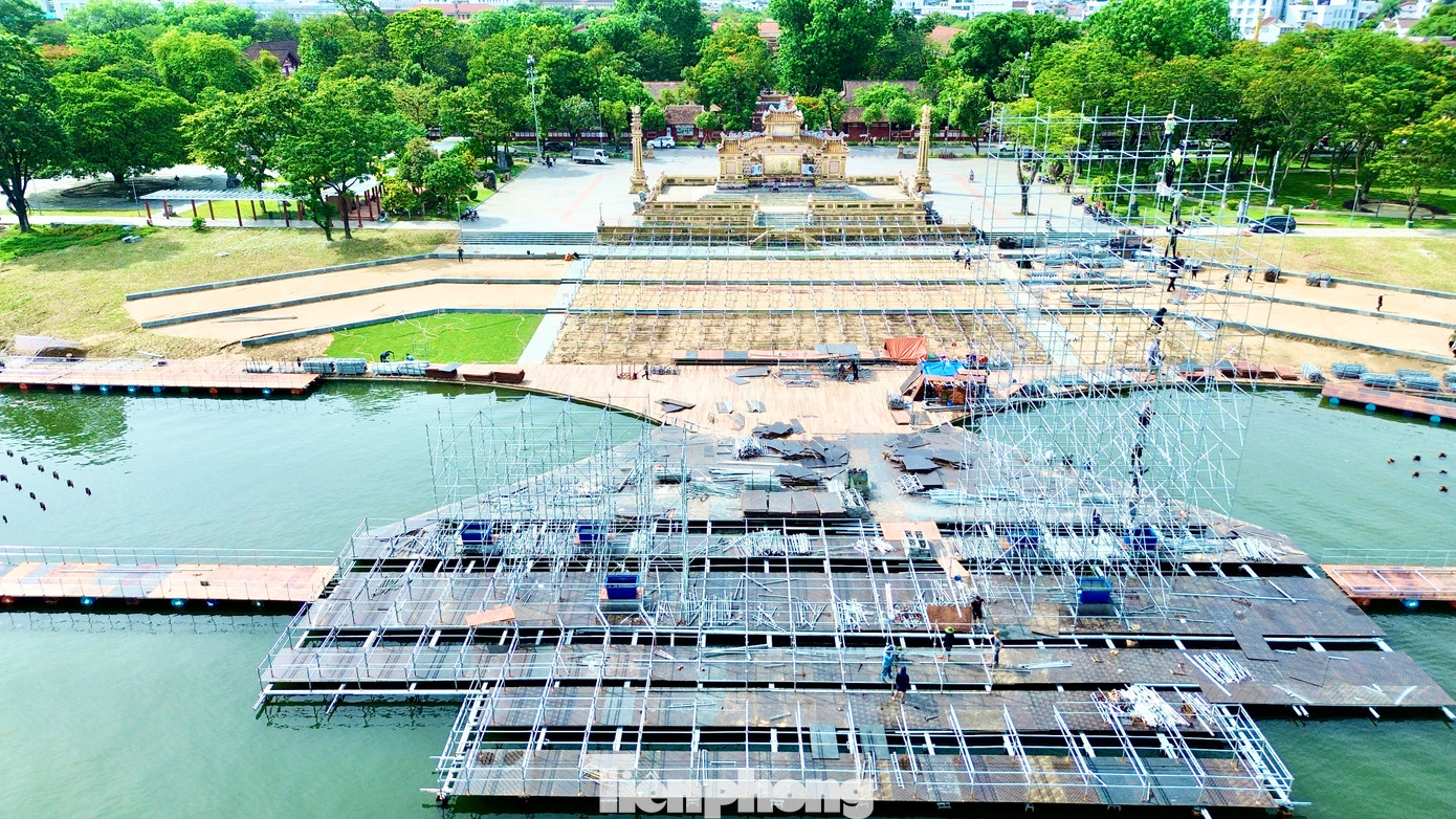 Sân khấu tổ chức đêm chung kết được xây dựng nổi trên mặt nước tại khu vực bờ nam sông Hương thuộc trung tâm TP Huế, ngay cạnh bia Quốc học, gần đường Lê Lợi và Trường Quốc học Huế - một di tích quốc gia đặc biệt, nơi Bác Hồ từng theo học thời tuổi trẻ. Sân khấu tổ chức đêm chung kết được xây dựng nổi trên mặt nước tại khu vực bờ nam sông Hương thuộc trung tâm TP Huế, ngay cạnh bia Quốc học, gần đường Lê Lợi và Trường Quốc học Huế - một di tích quốc gia đặc biệt, nơi Bác Hồ từng theo học thời tuổi trẻ.