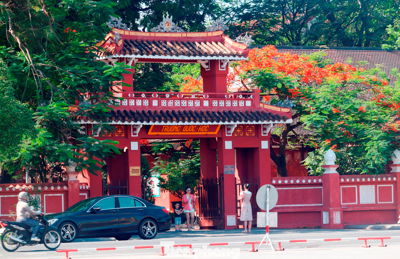 Sân khấu tổ chức đêm chung kết được xây dựng nổi trên mặt nước tại khu vực bờ nam sông Hương thuộc trung tâm TP Huế, ngay cạnh bia Quốc học, gần đường Lê Lợi và Trường Quốc học Huế - một di tích quốc gia đặc biệt, nơi Bác Hồ từng theo học thời tuổi trẻ. Sân khấu tổ chức đêm chung kết được xây dựng nổi trên mặt nước tại khu vực bờ nam sông Hương thuộc trung tâm TP Huế, ngay cạnh bia Quốc học, gần đường Lê Lợi và Trường Quốc học Huế - một di tích quốc gia đặc biệt, nơi Bác Hồ từng theo học thời tuổi trẻ.