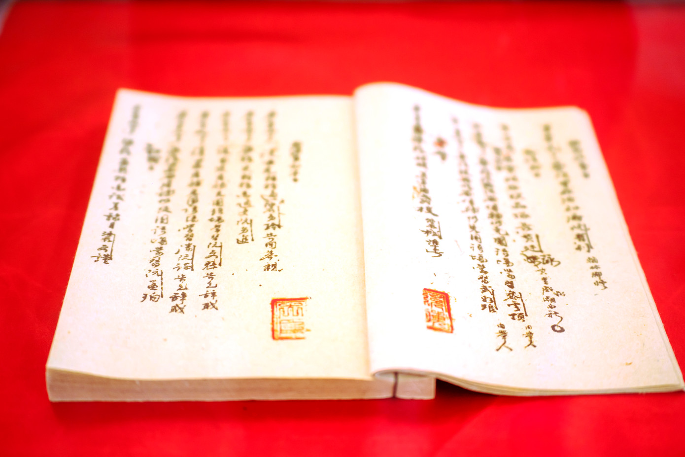 Nhiều tư liệu quý của triều Nguyễn được giới thiệu tại không gian trưng bày. Ảnh: Đ.H.