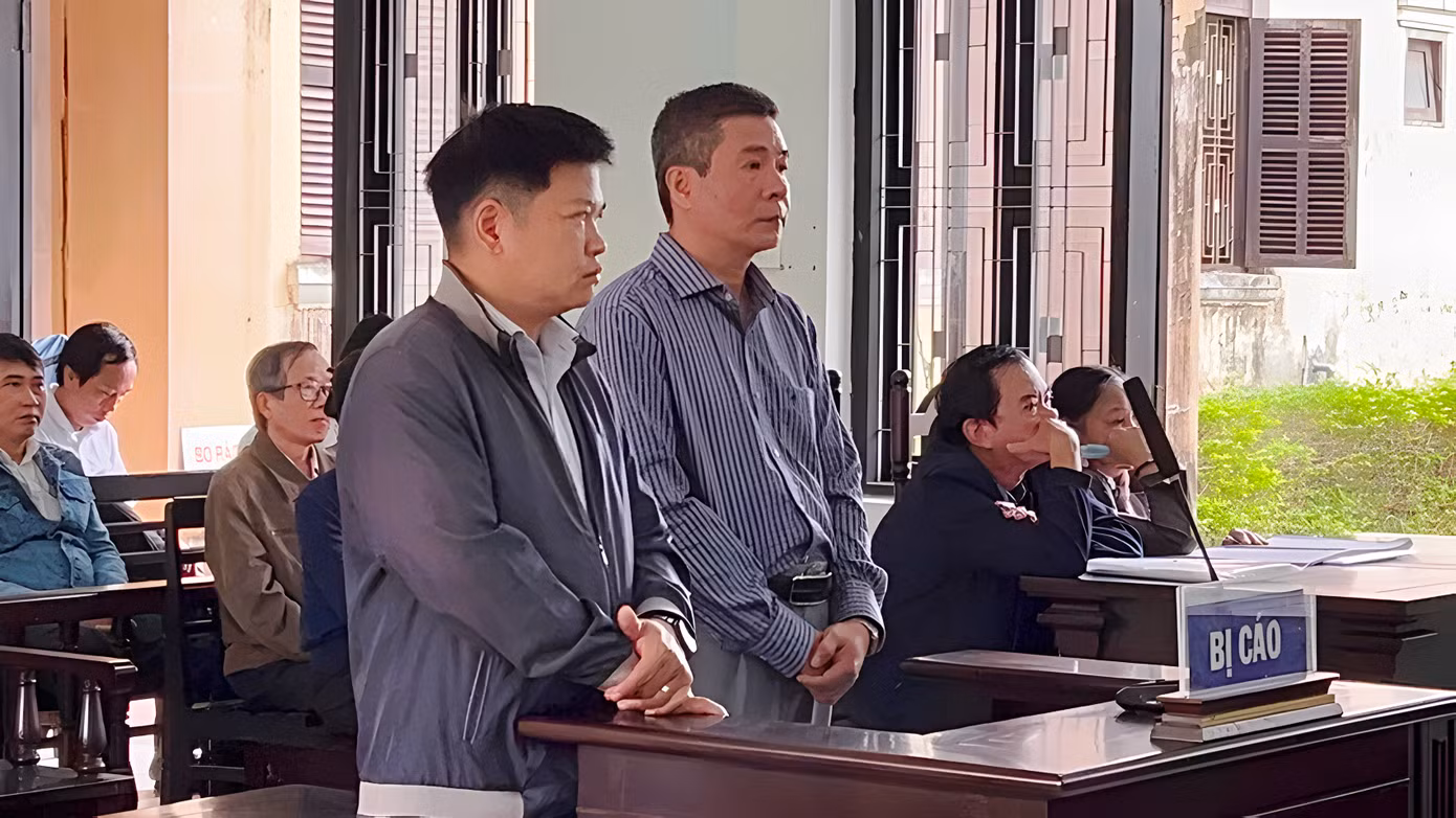 Bị cáo Hoàng Văn Đức (bìa phải) và Hà Thúc Nhật tại phiên tòa sơ thẩm. Ảnh: CTV Bị cáo Hoàng Văn Đức (bìa phải) và Hà Thúc Nhật tại phiên tòa sơ thẩm. Ảnh: CTV