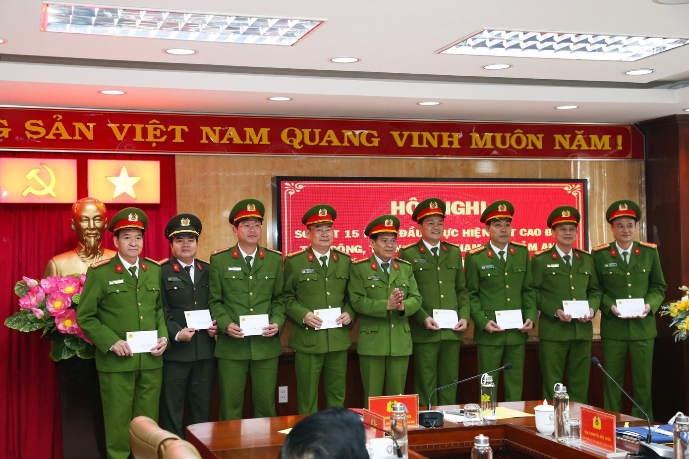 8 tập thể được lãnh đạo Công an TT-Huế khen thưởng về thành tích xuất sắc trong 15 ngày đầu ra quân thực hiện cao điểm tấn công, trấn áp tội phạm dịp Tết. Ảnh: CACC