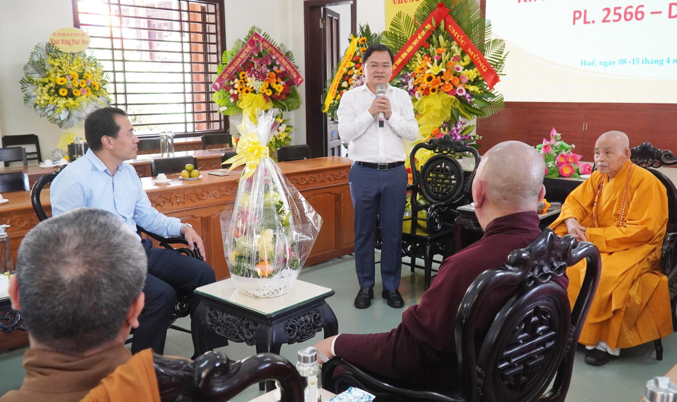 Bí thư thứ nhất T.Ư Đoàn mong muốn các vị chức sắc cùng các tăng ni, phật tử tiếp tục phát huy truyền thống yêu nước, sống tốt đời đẹp đạo; gắn bó đồng hành, chung sức cùng đoàn viên, thanh niên tỉnh TT-Huế xây dựng khối đại đoàn kết toàn dân, thực hiện các hoạt động nhân đạo, từ thiện vì cộng đồng.