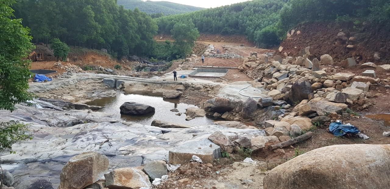 Nhiều hạng mục công trình được thực hiện gần như hoàn chỉnh tại khu du lịch "chui" giữa rừng ở xã Lộc Hòa, huyện Phú Lộc, tỉnh TT-Huế.