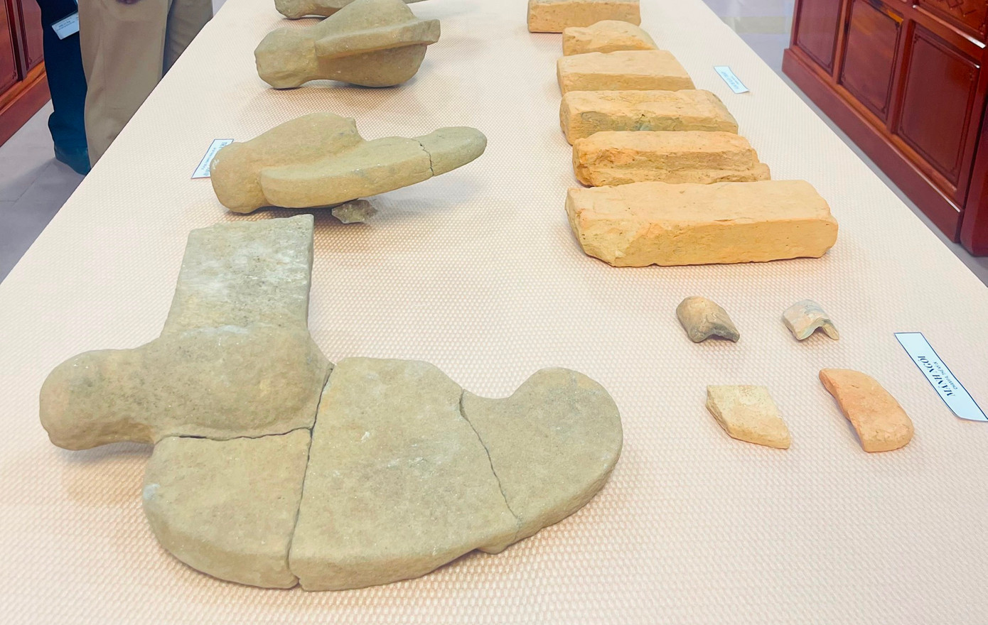 Trang trí kiến trúc được tìm thấy tại di tích chủ yếu là những hình nhấn trang trí góc tháp. Tổng cộng có 50 mảnh xác định được trang trí hình đầu bò, trong đó có 2 hiện vật nguyên dáng, 11 mảnh đầu bò, 2 mảnh miệng/mũi bò, 22 mảnh bờm và 13 mảnh chốt.