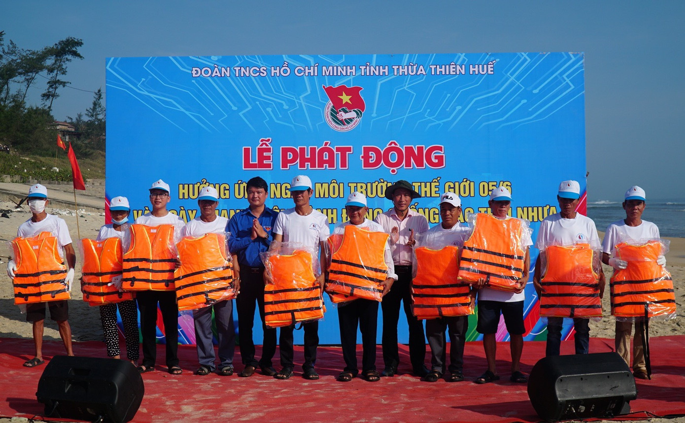 Tặng cờ Tổ quốc, áo phao cho người dân ven biển huyện Quảng Điền, tỉnh TT-Huế.