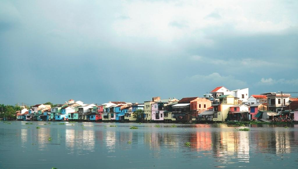 Huế nắng nóng kỷ lục, dân chắt gạn từng khối nước cứu lúa ảnh 3