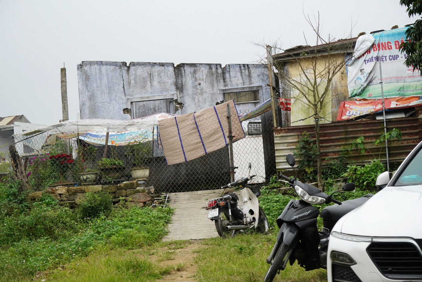 Ghi nhận của phóng viên đến đầu năm 2024, khu vực Thượng thành, Eo bầu, Hộ Thành hào, Trấn Bình đài vẫn còn nhiều hộ dân chưa chịu di dời nhà cửa ra khỏi vùng dự án chỉnh trang.