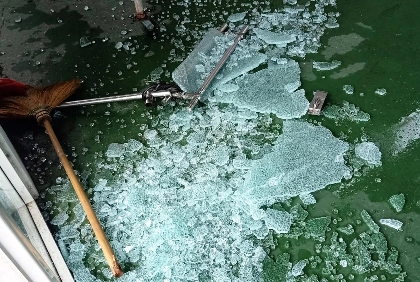 Lốc xoáy phá hủy hệ thống cửa kính cường lực của Nhà thi đấu thuộc Trung tâm Văn hóa - Thông tin và Thể thao huyện Phong Điền. Ảnh: CTV